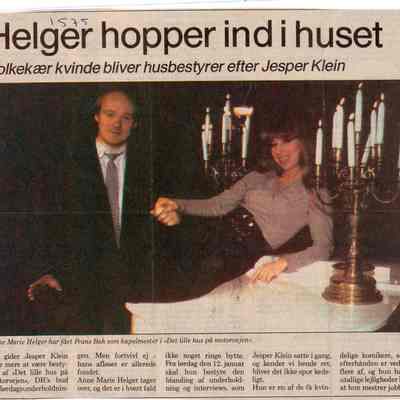 Helger hopper ind i huset