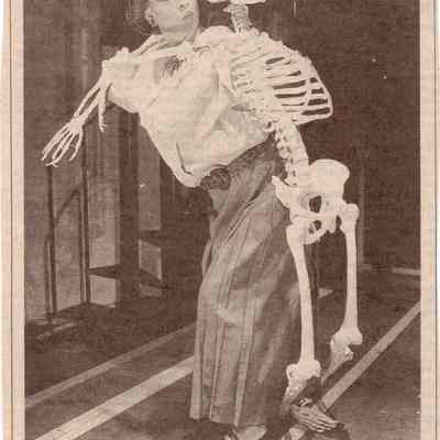 Aveny Teatrets succes "Frk. Marguerit", med Anne Marie Helger i stykkets eneste rolle, opføres på søndag i en særforestilling til fordel for Aids-Fonden.