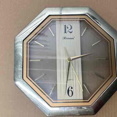 Analogue see-through clock