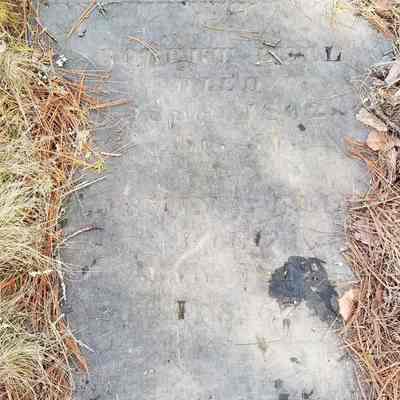 Robert Bell, d. 1802, and his wife Jemimah, died 1812, and Joseph, their son, d. 1793, aged 6 weeks..: Eighteenth century gravestone of Robert Bell, his wife Jemimah, and their infant son.