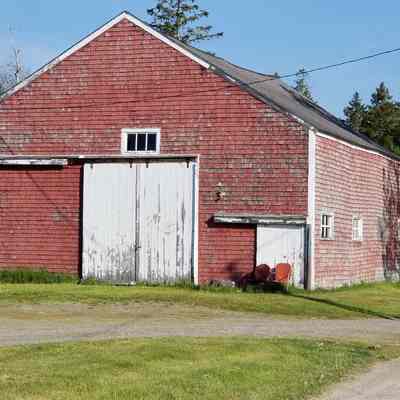 Red barn on the driveway into Robinson's Cottages in Edmunds, Maine