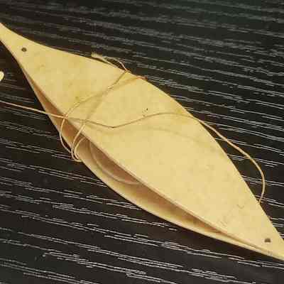 Plastic tatting shuttles (x2)