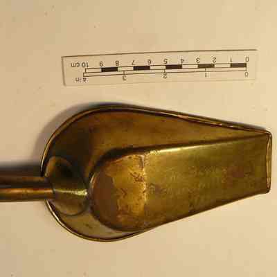 Coated tin scoop