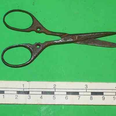 Sewing scissors