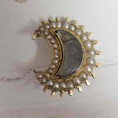 Half moon-shaped brooch
