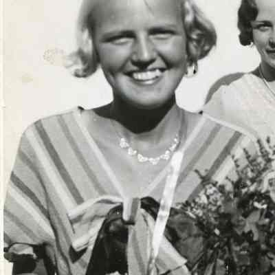 1987/24:10:32_Front: Miss Sweden smiles for a photo, 1934.