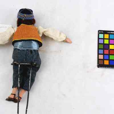 2017.54.25_Back: Copyright: Swedish American Museum; Origformat: 3D Artifact; Resolution: 300dpi