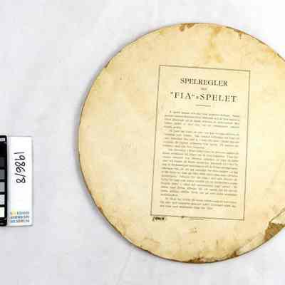1986/8_Back: Copyright: Swedish American Museum; Origformat: 3D Artifact; Resolution: 300 dpi